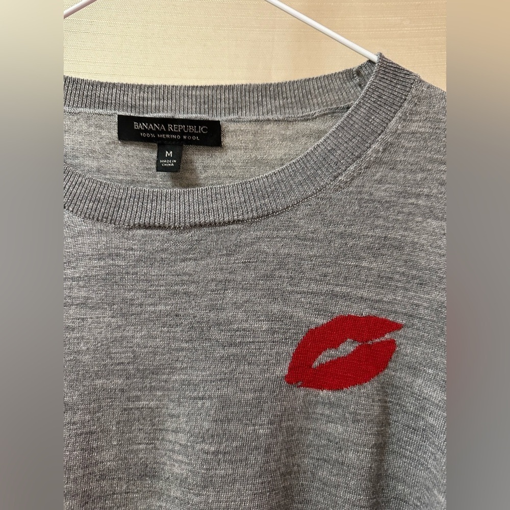 Banana Republic Women’s Merino Wool Sweater Gray Lip Graphic Medium - Picture 2 of 5